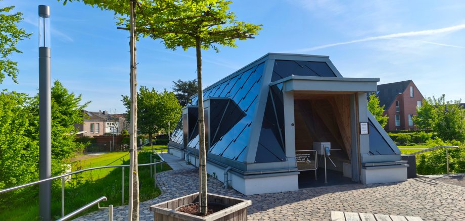 Inhalatorium Kevelaer-exterior view View of the inhalatorium in the St. Jakob brine garden in Kevelaer with seating in the greenery - a place for inhalations and relaxation in salty air.