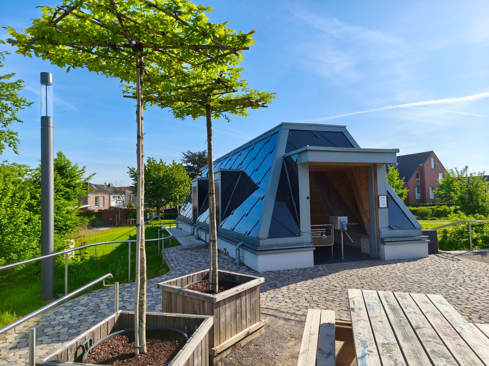 View of the inhalatorium in the St. Jakob brine garden in Kevelaer with seating in the greenery - a place for inhalations and relaxation in salty air.