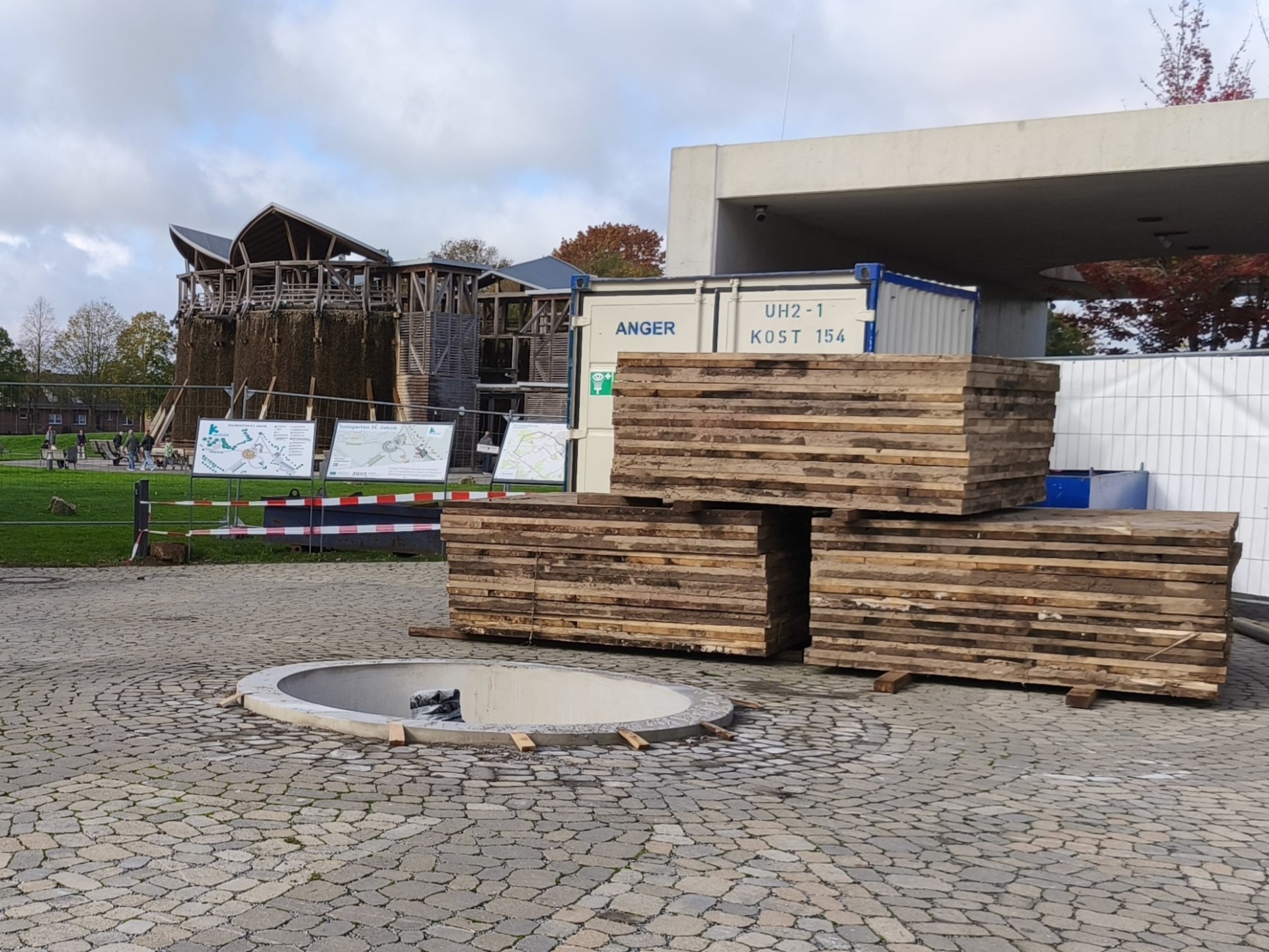 Closed-off area in the St. Jakob brine garden in Kevelaer: the municipal utilities are renovating the supply line to the brine spring in order to secure the brine supply in the long term.