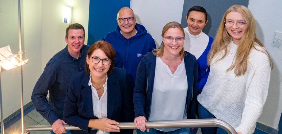 Contact at NiersEnergie Four women and two men are standing on a staircase.