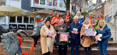 Joint information stand of the Zonta Club Niederrhein and the equal opportunities officers in the district of Kleve on the International Day against Violence against Women and Girls in November 2023 in Kleve