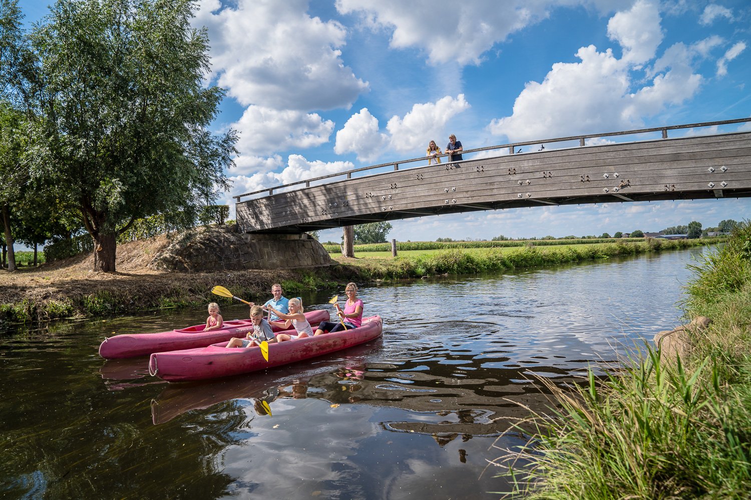 Family paddling on the Niers