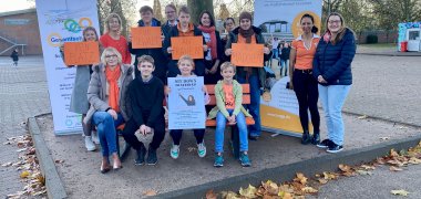 Supporters of secondary schools and the pilgrimage town of Kevelaer set an example against violence against women and girls with an orange bench in the schoolyard on November 25, 2022!
