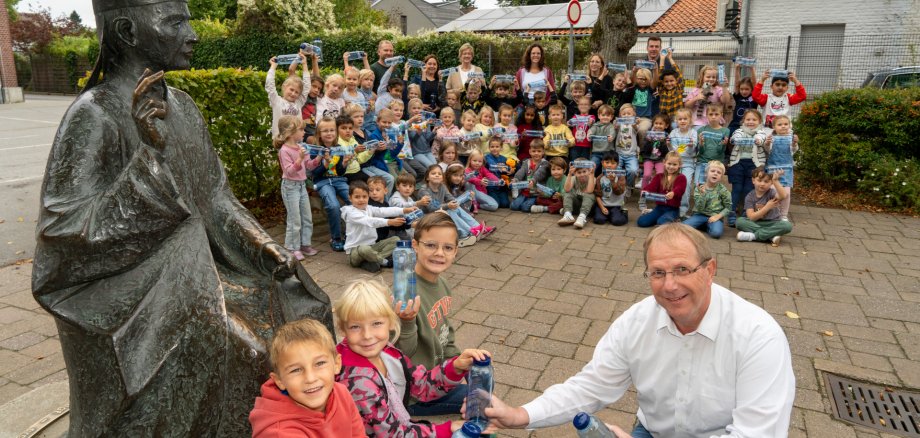 First graders at St. Hubertus Primary School with new drinking bottles, together with teachers and Wolfgang Toonen.