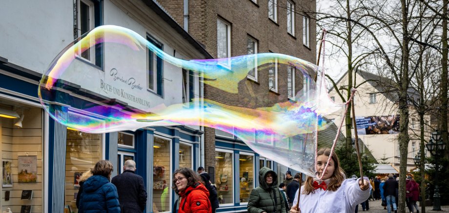 Soap bubble artist in Kevelaer
