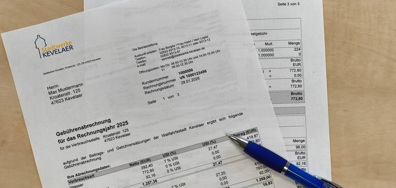 A printed annual statement from Stadtwerke Kevelaer lying on a table.