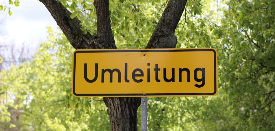 Yellow sign with the inscription "Detour"