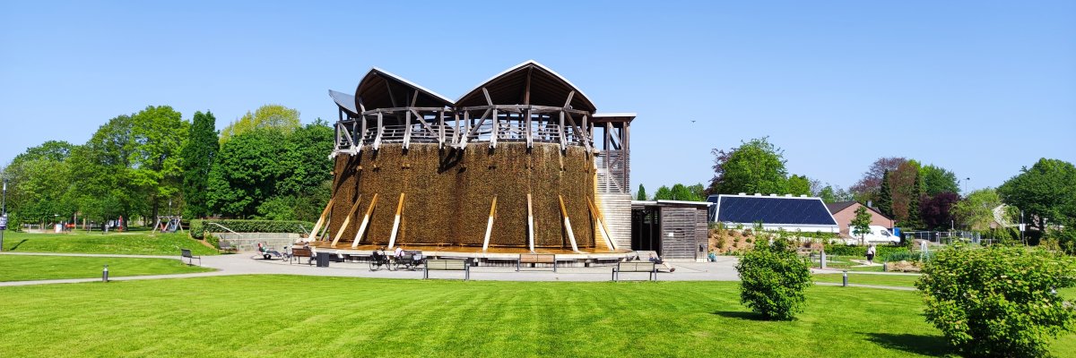 Afstudeerhuis en inhalatorium Zicht op de afstudeertoren en het inhalatorium in de pekeltuin van St. Jakob.
