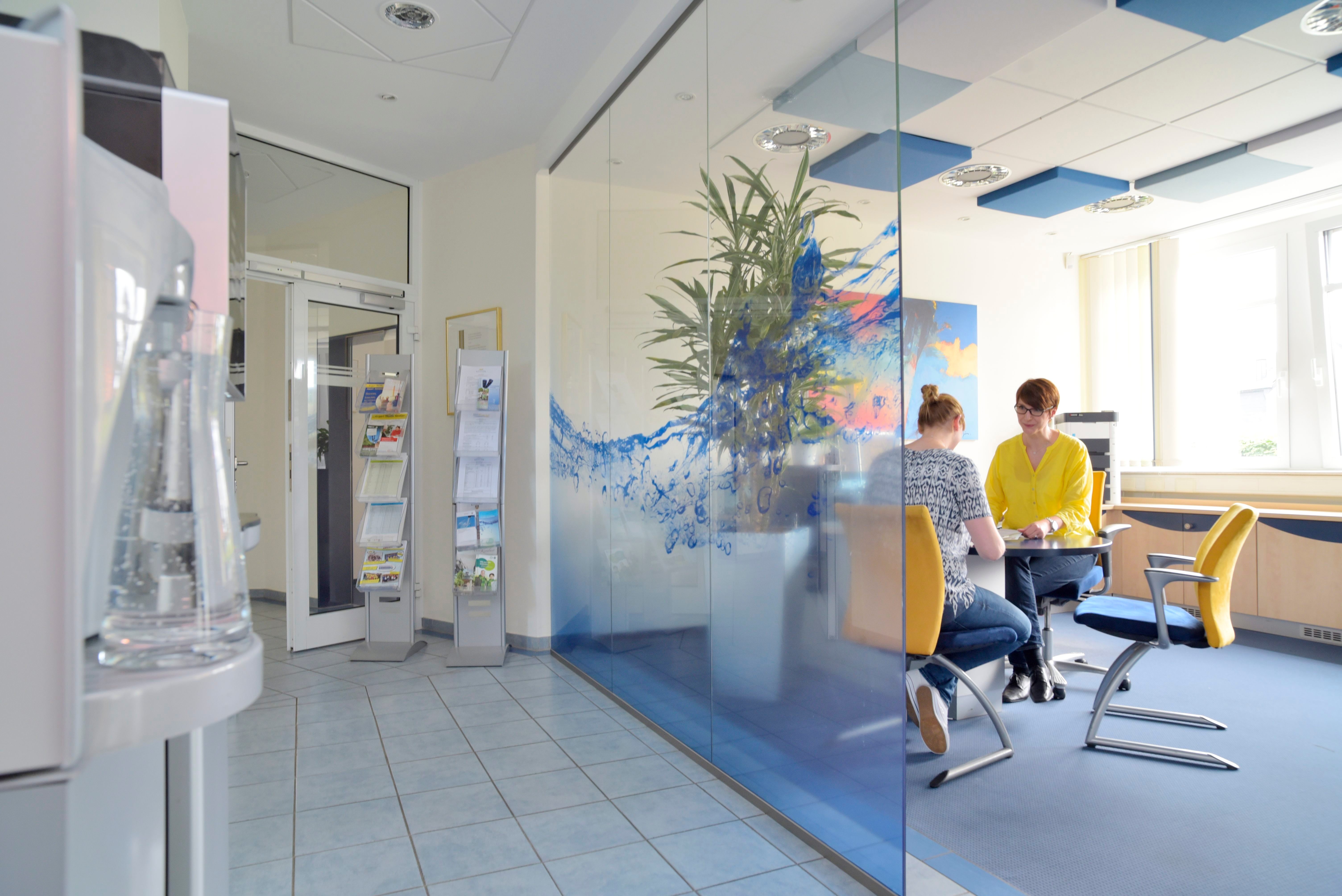 Het servicegebied van Stadtwerke Kevelaer met een medewerker in gesprek met een klant