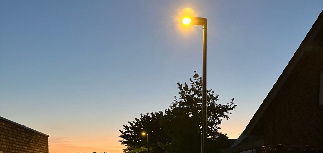 Verlichte straatlantaarn op een pad.