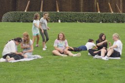 Enquête onder kinderen en jongeren Kinderen op de weide voor de afstudeertoren