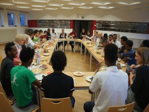 Vrijwilligers en vluchtelingen aan één tafel
