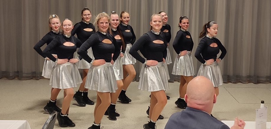 Jonge vrouwen dansen in dezelfde outfit.