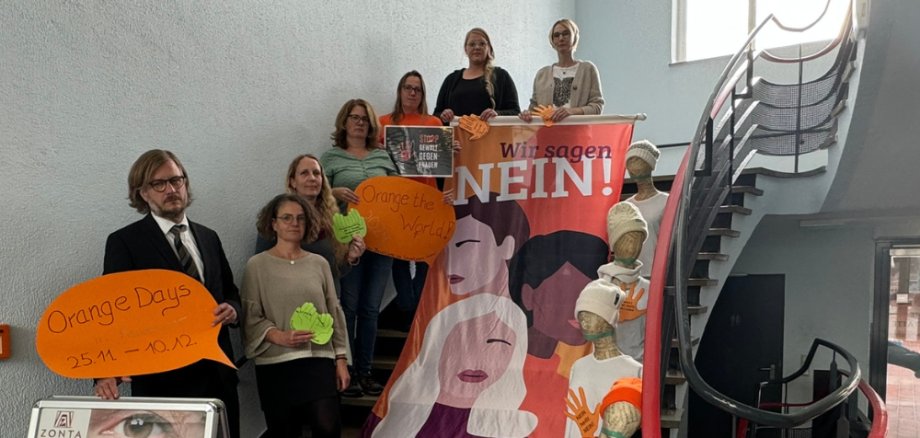 Burgemeester en gelijkekansenfunctionaris met supporters van de campagne "Orange Days 2024