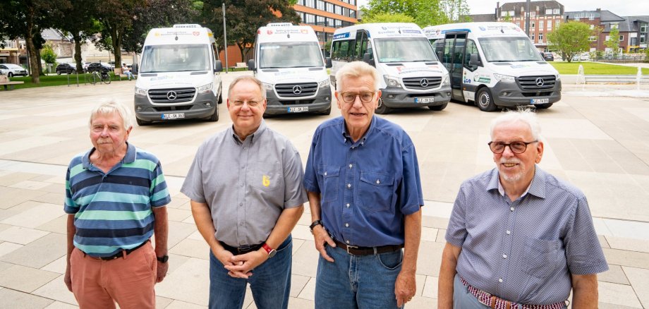 Burgerbussen met chauffeurs Vier mannen staan voor de vier buurtbussen in Kevelaer.