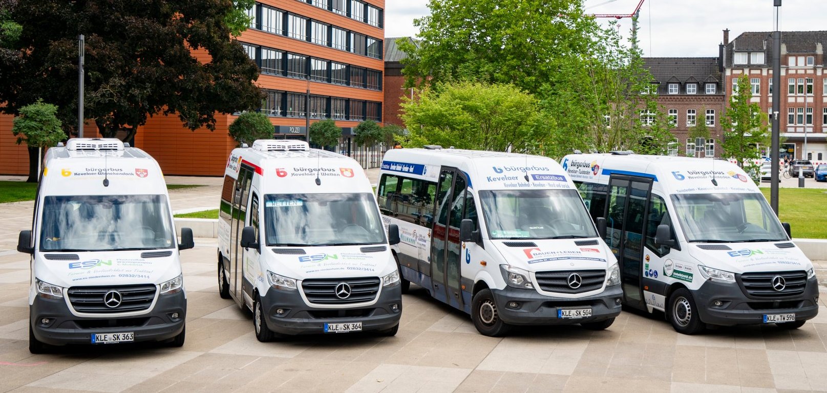 Vier burgerbussen van Stadtwerke Kevelaer staan naast elkaar op de Peter-Plümpe-Platz