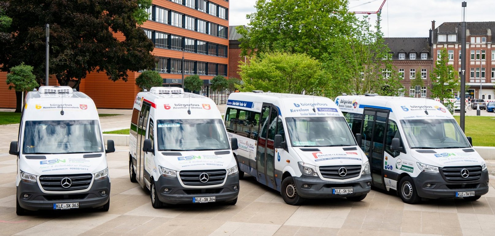 Vier burgerbussen van Stadtwerke Kevelaer staan naast elkaar op de Peter-Plümpe-Platz