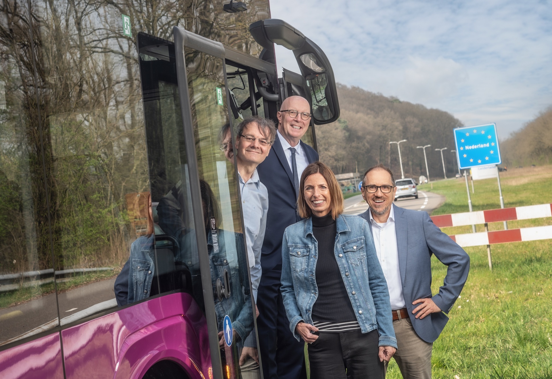 Mensen voor de bus. Districtscommissaris Christoph Gerwers, Silke Hälker, verantwoordelijk afdelingshoofd van het district Kleve, vertegenwoordigers van BVR Busverkehr Rheinland GmbH, Michael Perschke en Holger Craß.
