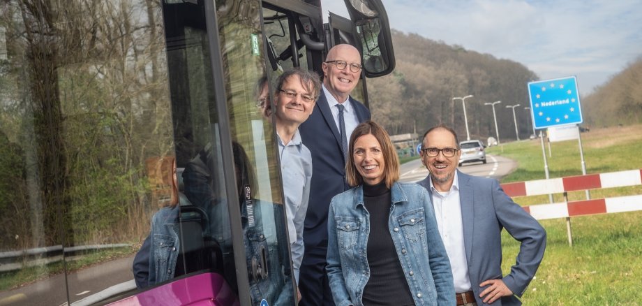 Mensen voor de bus. Districtscommissaris Christoph Gerwers, Silke Hälker, verantwoordelijk afdelingshoofd van het district Kleve, vertegenwoordigers van BVR Busverkehr Rheinland GmbH, Michael Perschke en Holger Craß.