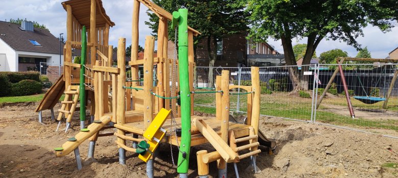 Speelplaats Beethovenring in Kevelaer Een groot houten klimrek waarvan de funderingen nog steeds te zien zijn.