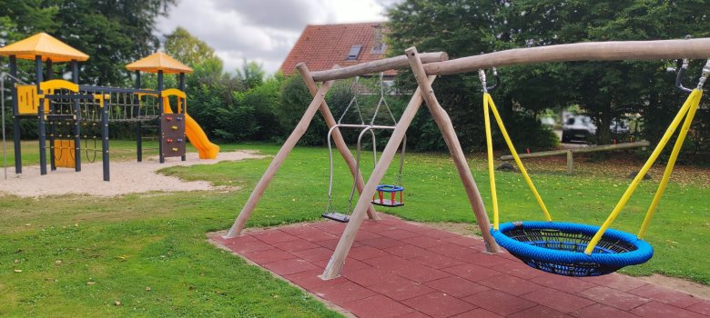 Klosbremm speeltuin in Winnekendonk Schommels en klimrek op een speelplaats