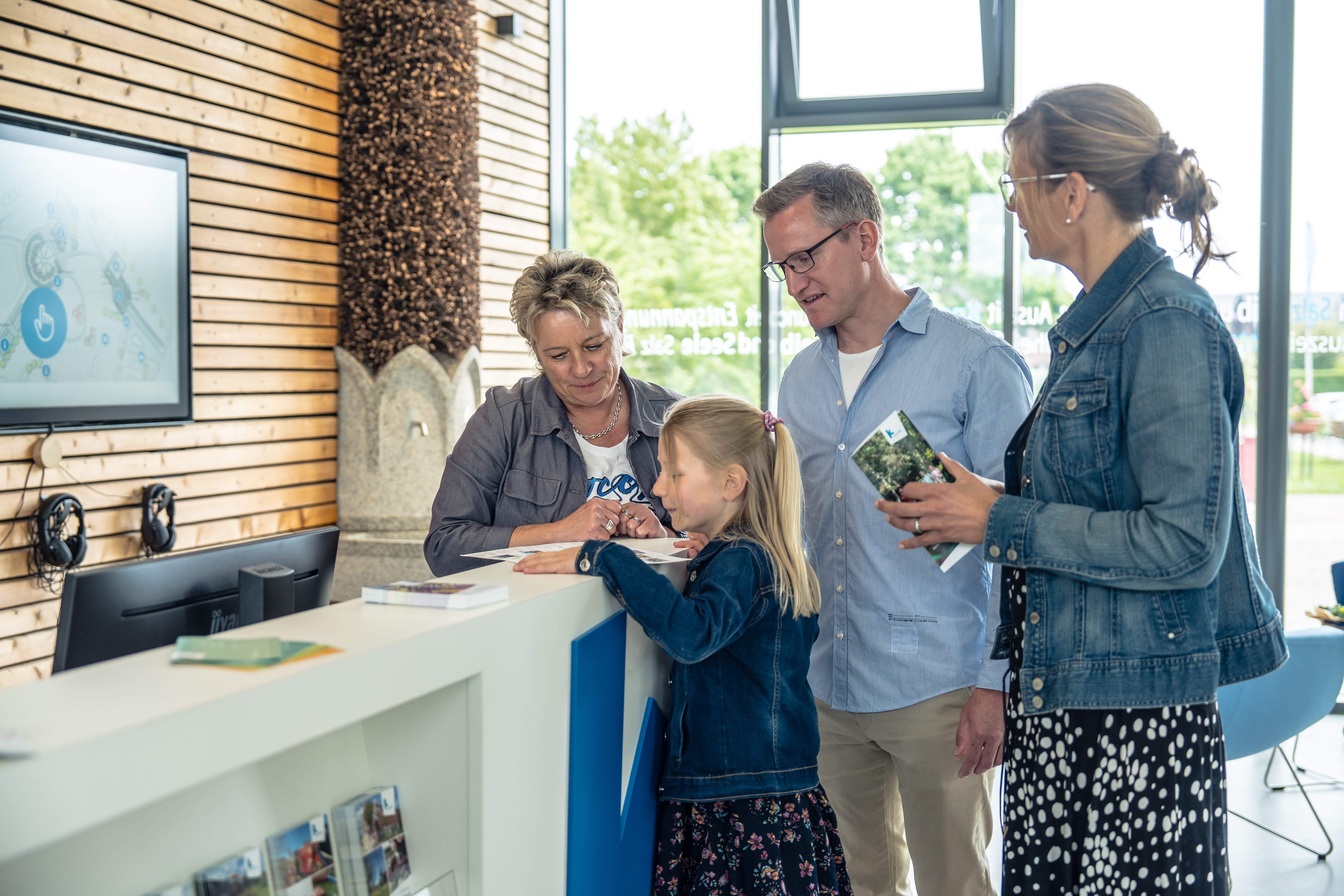 Mensen in het informatiegebouw van de pekeltuin