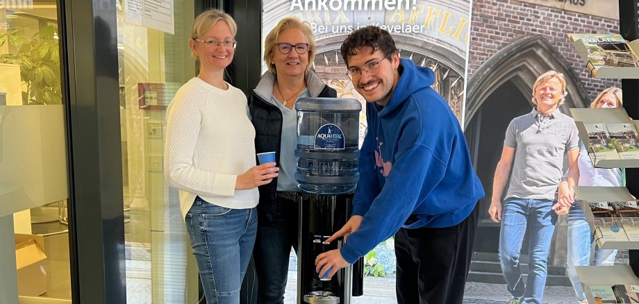 Medewerkers van het bedevaartsoord Kevelaer staan voor de drinkwaterdispenser