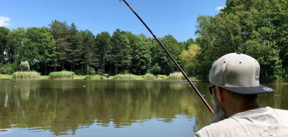 Angler mit Angel am See