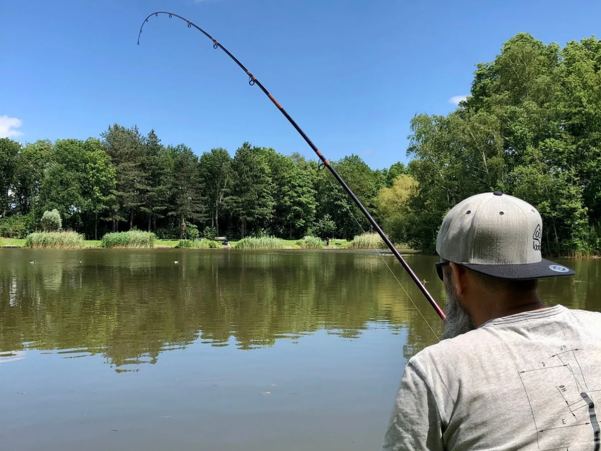 Angler mit Angel am See