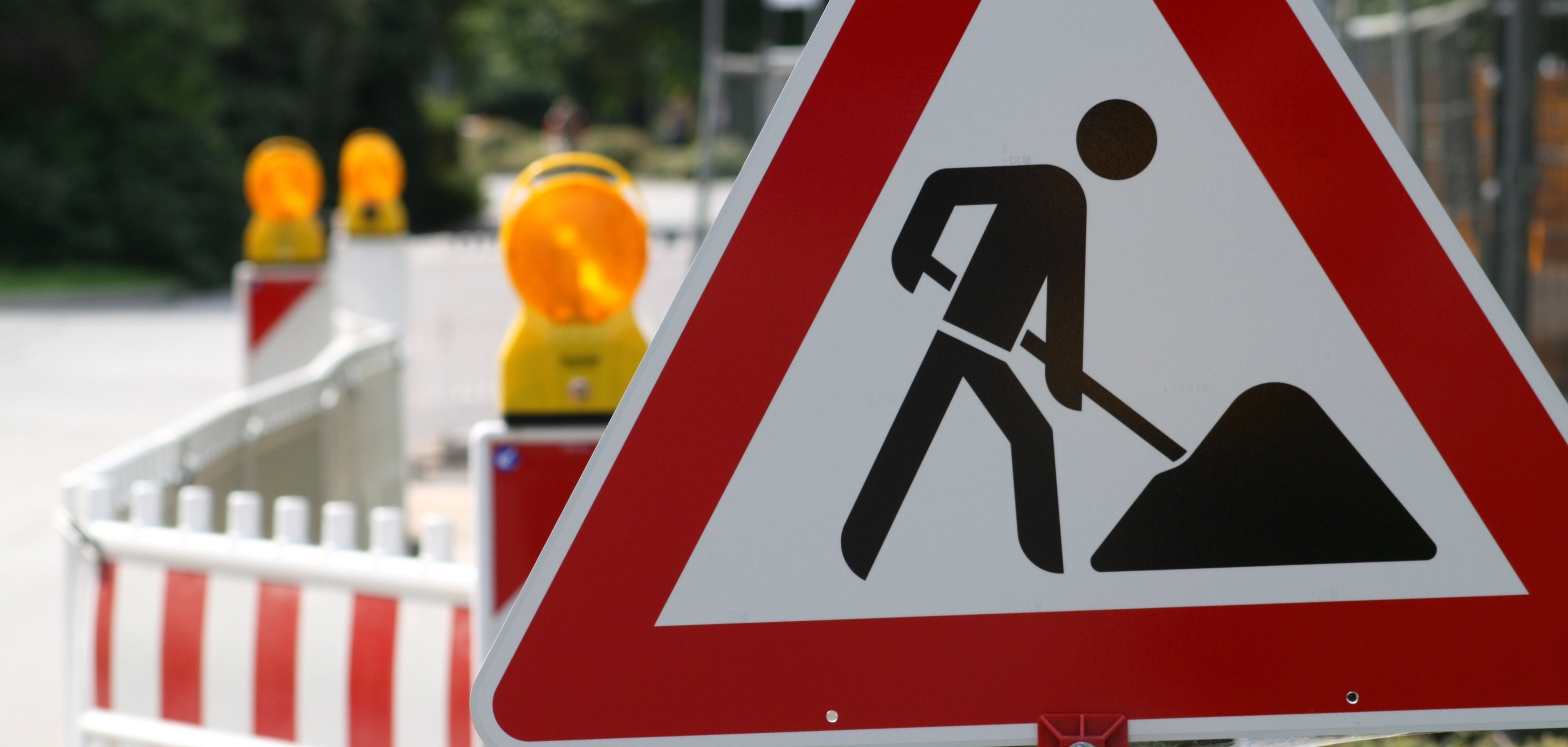 Een bord "Attentie bouwwerkzaamheden".