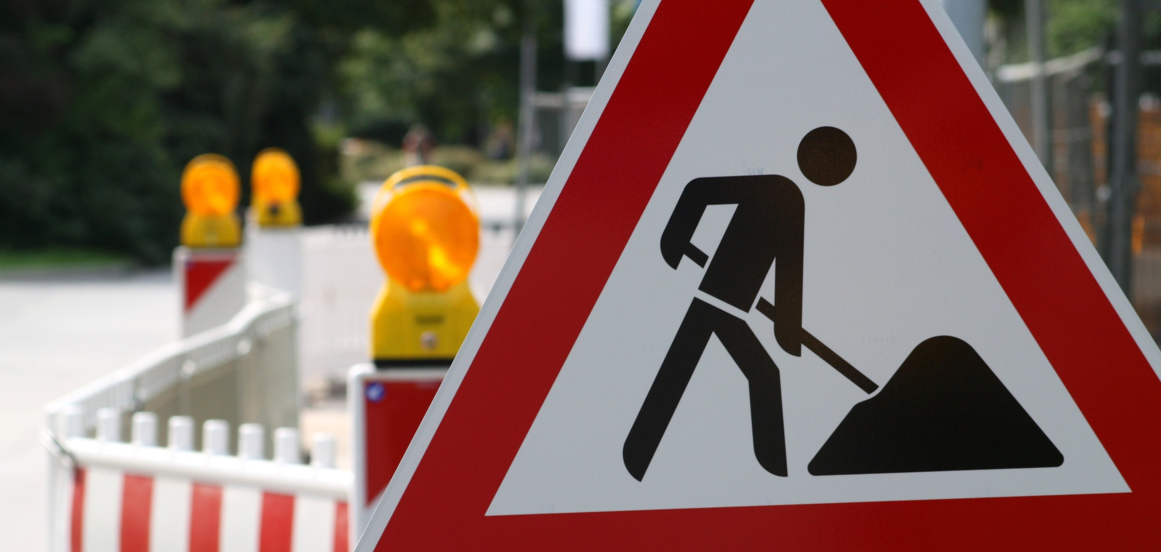 Een bord "Attentie bouwwerkzaamheden".