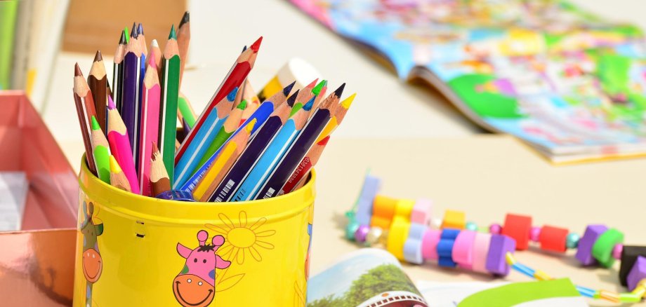 Doos met kleurpotloden en schriften