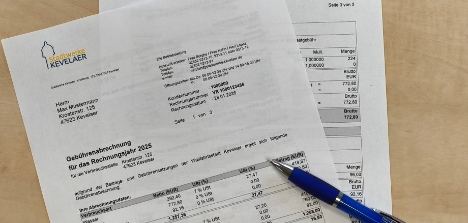 Een gedrukte jaarafrekening van Stadtwerke Kevelaer liggend op een tafel.