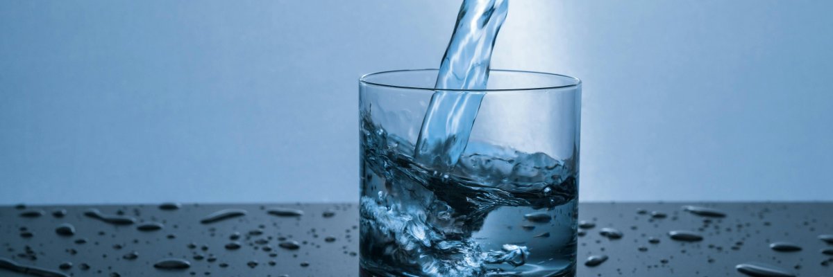 Waterglas Een glas is gevuld met drinkwater