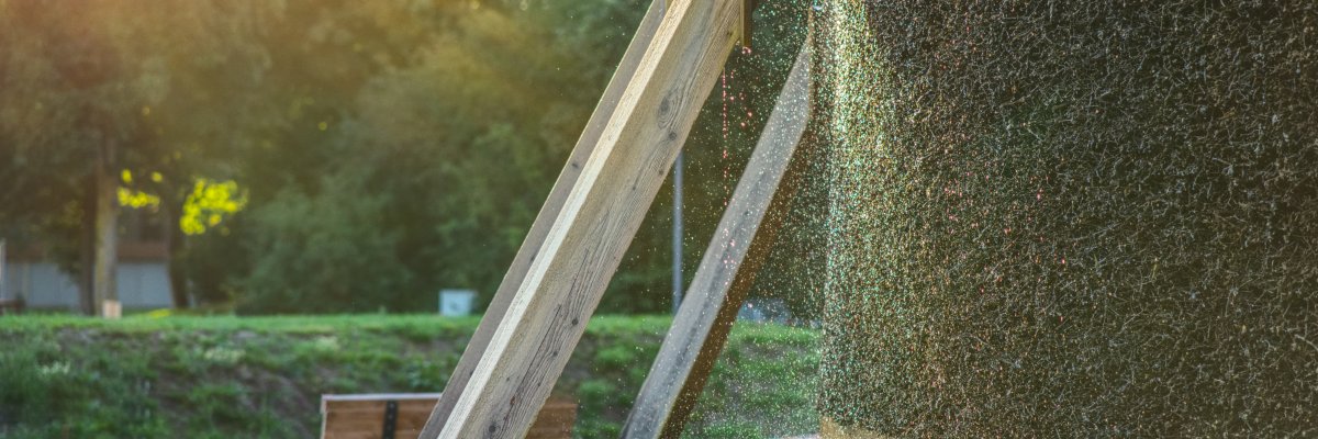 Wieża absolwentów Widok tężni z boku w świetle reflektorów