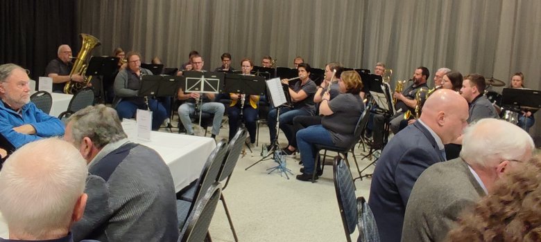 Muzycy grają na swoich instrumentach.