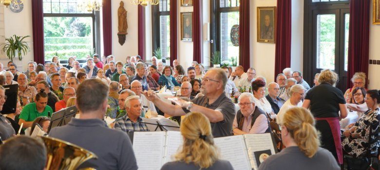 Fundusz "Energia dla Kevelaer Ludzie słuchający orkiestry.