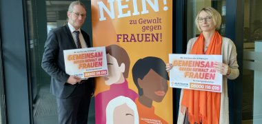 Burmistrz i urzędnik ds. równych szans w mieście pielgrzymkowym Kevelaer wspólnie dają przykład walki z przemocą wobec kobiet i dziewcząt. Burmistrz i urzędnik ds. równych szans w mieście pielgrzymkowym Kevelaer wspólnie dają przykład walki z przemocą wobec kobiet i dziewcząt.