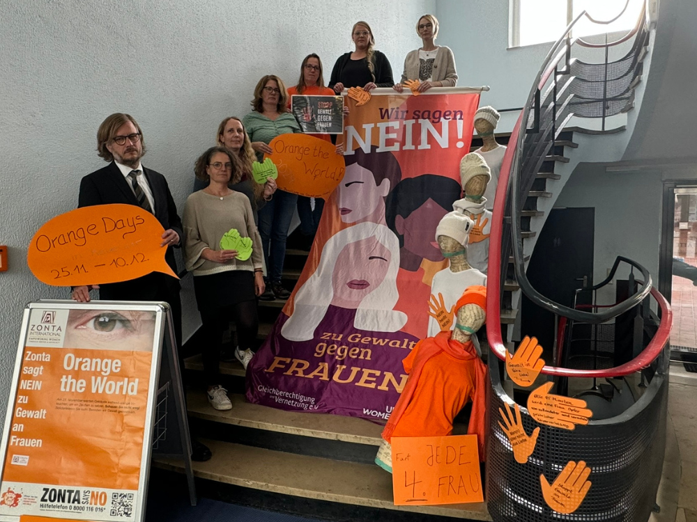 Burmistrz i pełnomocnik ds. równych szans z osobami wspierającymi kampanię "Dni Orange 2024"