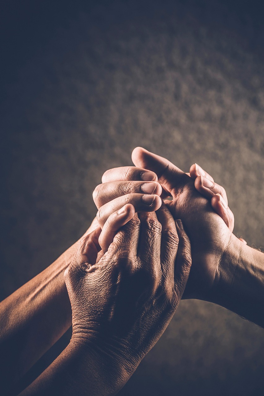 Różne ręce, które się zazębiają.