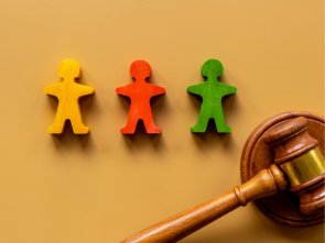 3 drewniane figurki i młotek sędziowski