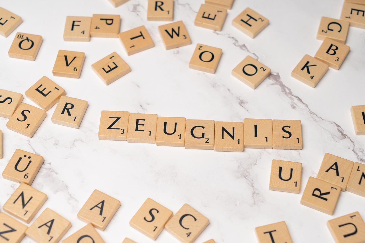 Płytki Scrabble przedstawiające słowo zeznanie