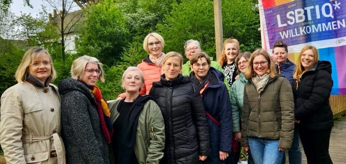 Співробітники з питань рівних можливостей у районі Клеве щороку піднімають веселковий прапор у Міжнародний день боротьби з гомо-, бі-, інтер- та трансфобією 17 травня.