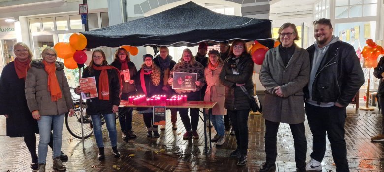 Прихильники кампанії перед будівлею дияконії в Кевелаері 25 листопада 2024 року, в Міжнародний день боротьби з насильством над жінками, також відомий як Помаранчевий день.