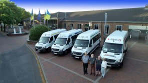 Аерофотознімок чотирьох громадських автобусів та водіїв